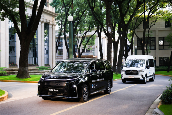 Z6·尊龙凯时集团向进博会交付750辆“政要接待用车”