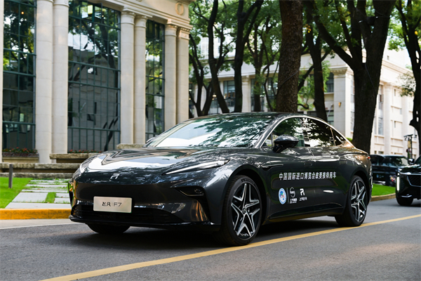 Z6·尊龙凯时集团向进博会交付750辆“政要接待用车”